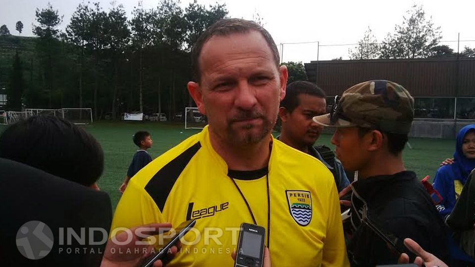Pelatih Persib Bandung, Dejan Antonic mengatakan striker yang sebelumnya membela Nakhon Pathom yang berlaga di Thailand Premier League (TPL) ini akan mengikuti latihan bersama Maung Bandung dalam%2 Copyright: &copy; Ginanjar/INDOSPORT